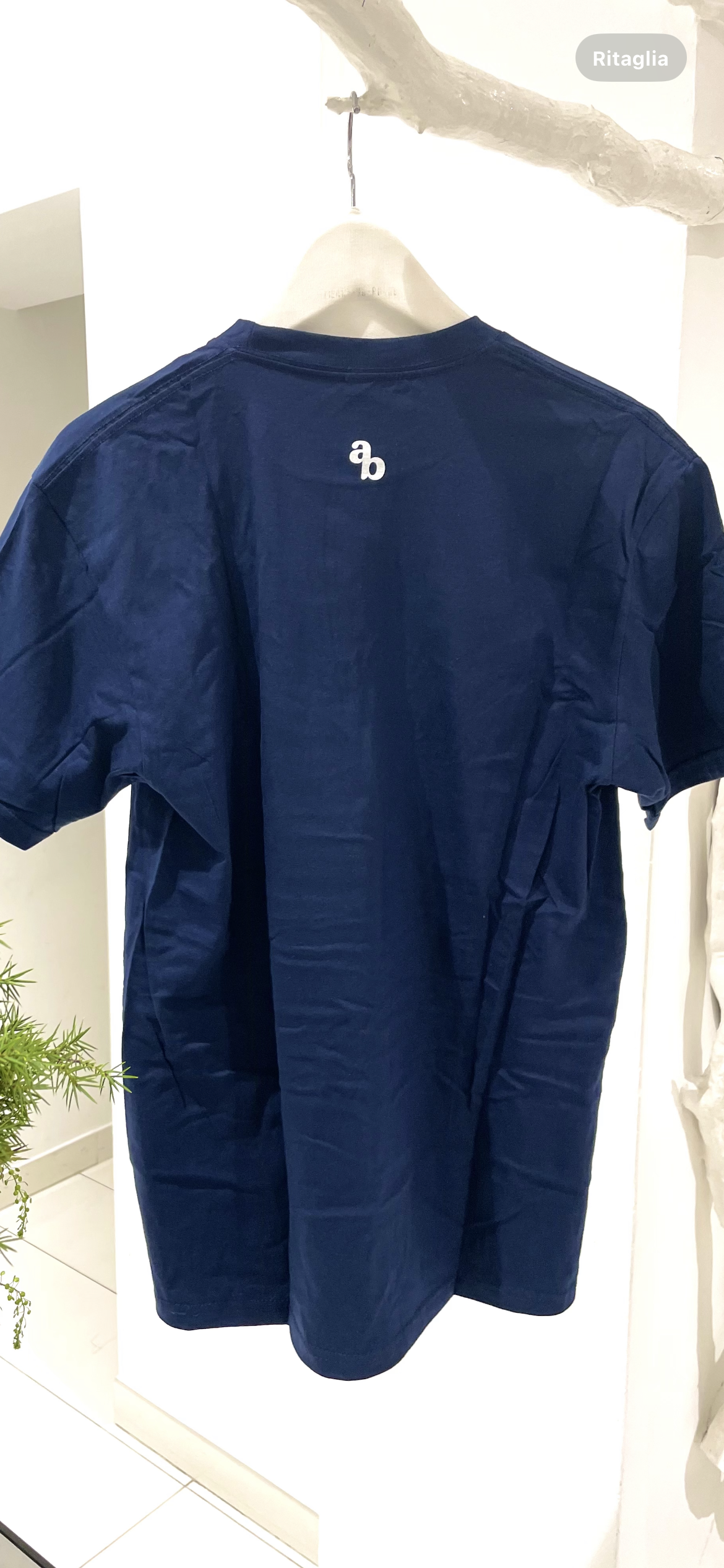 T-SHIRT BLU/BIANCA "ADESSO BASTA"